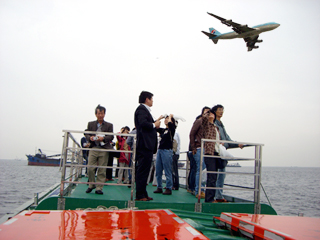 飛行機が飛んでいきます。